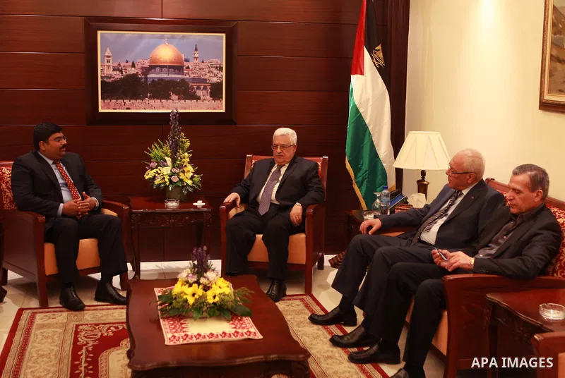 Palestinian President, Mahmoud Abbas (Abu Mazen), meets with Indian Ambassador, in the West Bank City of Ramallah on April 24, 2012. Photo by Thaer Ganaim