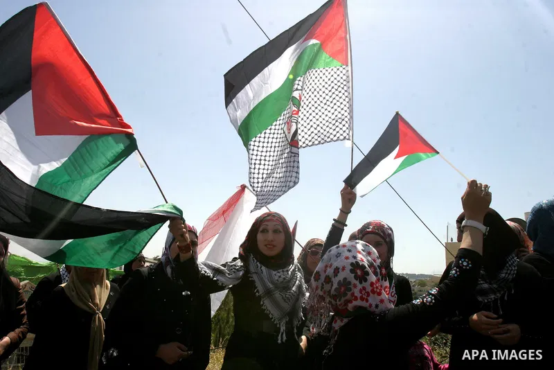 Palestinians celebrate the release of Tawfiq Iwisaat following his release from Israeli jail after 18 years of imprisonment in the Arab east Jerusalem neighbourhood of Jabal Mukaber on April 25, 2012. Photo by Mahfouz Ab...
