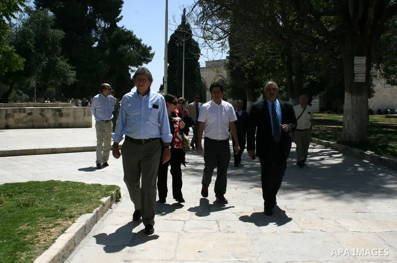 Delegation of the Chile parliament, walk near the dome of the rock mosque in the old city of Jerusalem, on April 25, 2012. Photo by Mahfouz Abu Turk