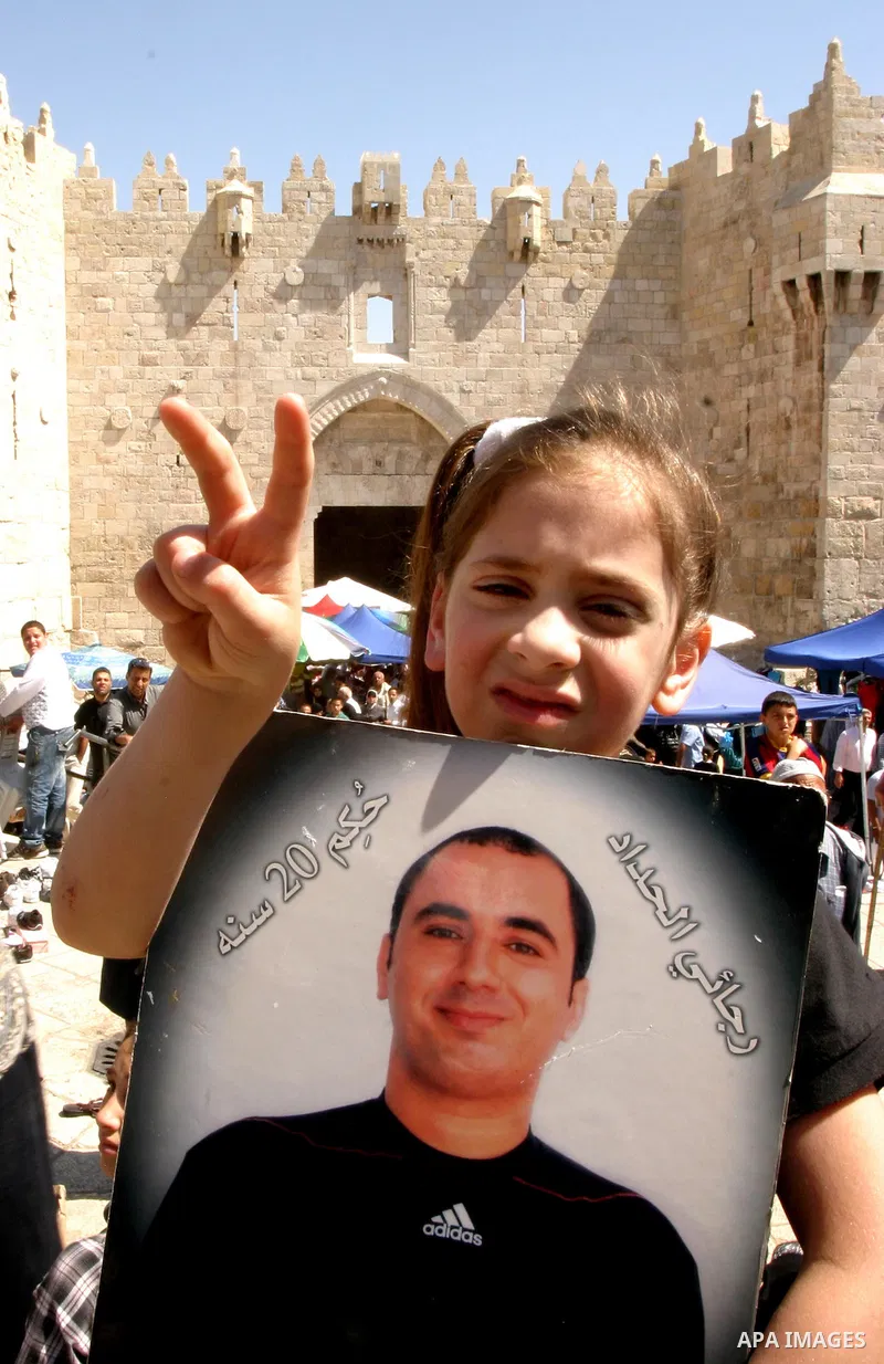 Palestinians hold up portraits of prisoners jailed in Israel during a demonstration calling for their release, in the old city of jerusalem. in27 april 2012 .photos by MAHFOUZ ABU TURK *** Local Caption *** Palestinians...