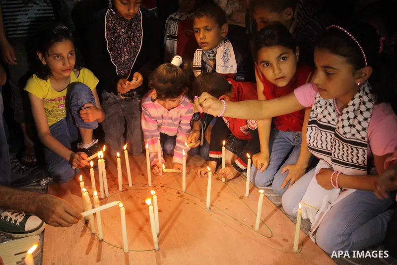 Palestinian children light candles during a rally in Gaza City to show solidarity with Palestinian prisoners held in Israeli jails, April 28, 2012. Human rights groups say up to 2,000 prisoners have joined an open-ended...