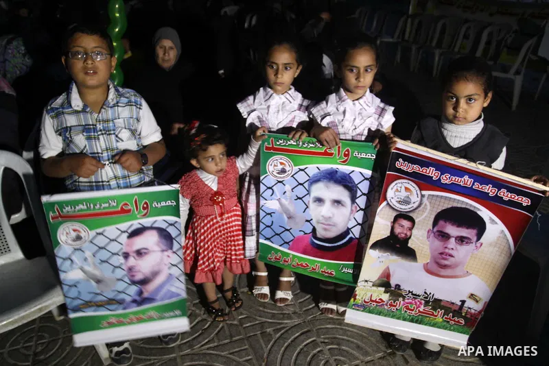 Palestinian children light candles during a rally in Gaza City to show solidarity with Palestinian prisoners held in Israeli jails, April 28, 2012. Human rights groups say up to 2,000 prisoners have joined an open-ended...