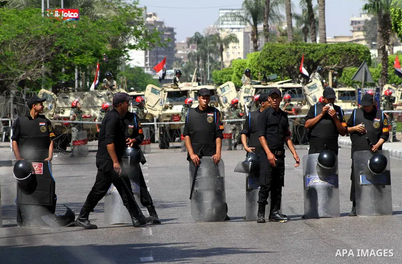Egyptian soldiers standing guard outside the defence ministry in the Abbassiya district of Cairo on April 29, 2012 during a demonstartion against the interim military leadership. The first round of post-revolution presid...