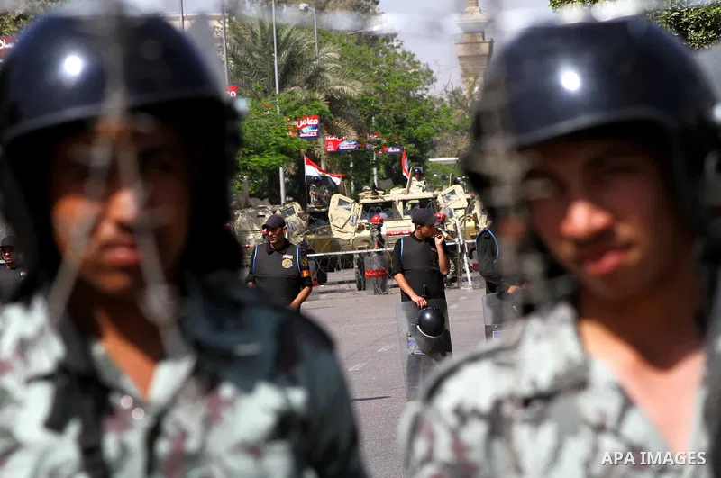 Egyptian soldiers standing guard outside the defence ministry in the Abbassiya district of Cairo on April 29, 2012 during a demonstartion against the interim military leadership. The first round of post-revolution presid...