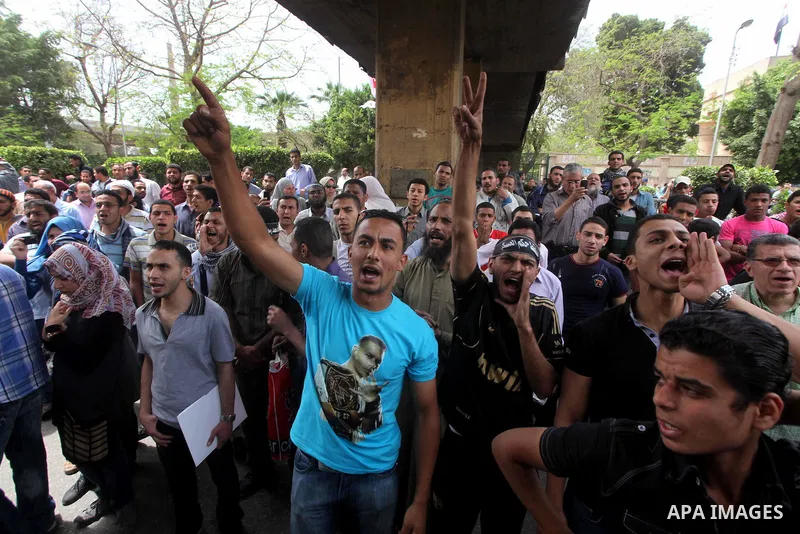 Egyptian Protesters shout slogans against military rulers in front of Egyptian military police standing guard near the Ministry of Defense in the Abbassiya district of Cairo April 30, 2012. Protesters continued their sit...