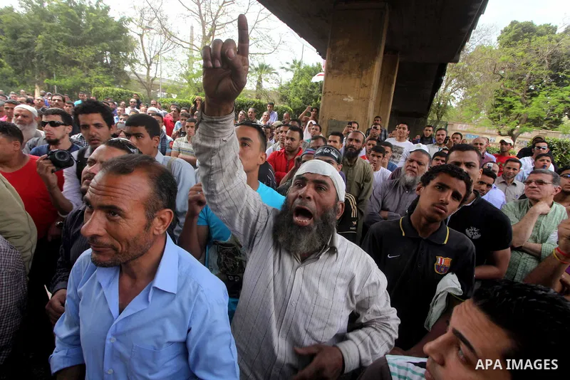 Egyptian Protesters shout slogans against military rulers in front of Egyptian military police standing guard near the Ministry of Defense in the Abbassiya district of Cairo April 30, 2012. Protesters continued their sit...