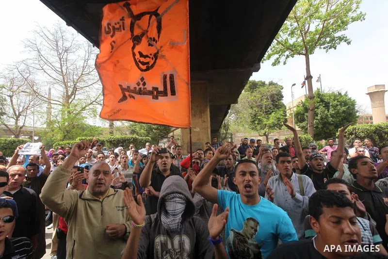 Egyptian Protesters shout slogans against military rulers in front of Egyptian military police standing guard near the Ministry of Defense in the Abbassiya district of Cairo April 30, 2012. Protesters continued their sit...