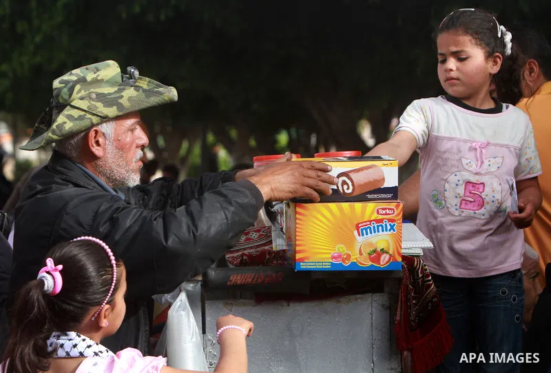 Palestinian seller continues his work in "Worker's Day" in Gaza city. Photo by Yasser Fathi