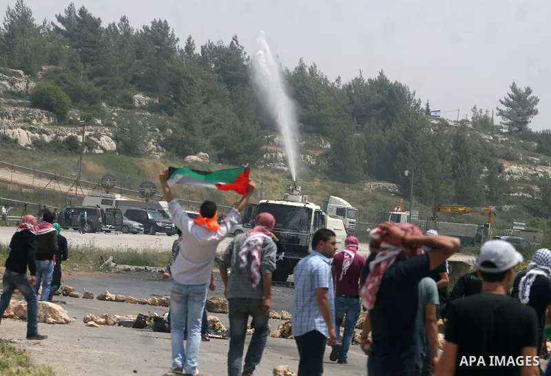 Palestinians throw stones at Israeli soldiers during clashes next to the Israeli military prison of Ofer, near Beitunia, West Bank, 02 May 2012. The protesters were protesting in solidarity with the Palestinian prisoners...