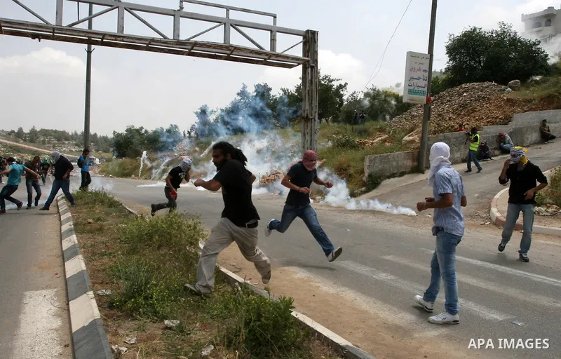 Palestinians throw stones at Israeli soldiers during clashes next to the Israeli military prison of Ofer, near Beitunia, West Bank, 02 May 2012. The protesters were protesting in solidarity with the Palestinian prisoners...