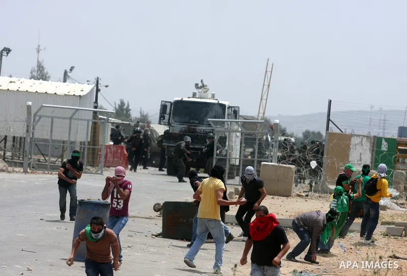 Palestinians throw stones at Israeli soldiers during clashes next to the Israeli military prison of Ofer, near Beitunia, West Bank, 02 May 2012. The protesters were protesting in solidarity with the Palestinian prisoners...
