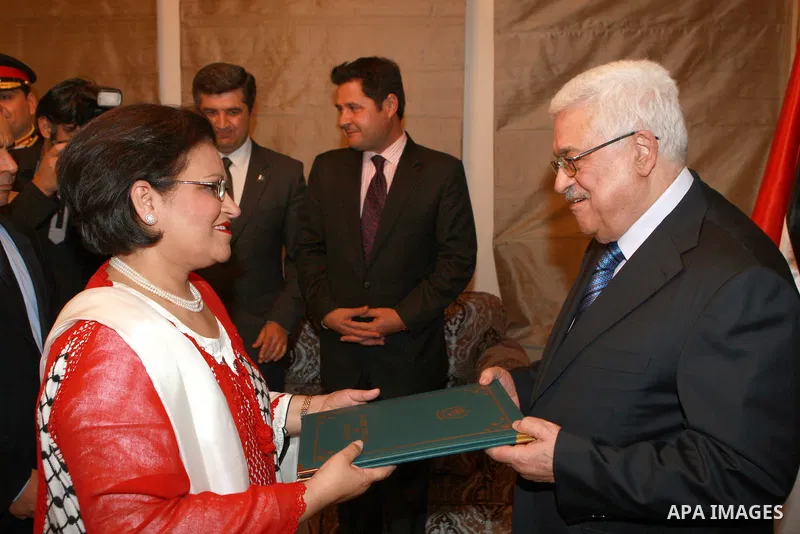 Palestinian President, Mahmoud Abbas (Abu Mazen), accepts the credentials of the Ambassador of Pakistan to the State of Palestine, in the Jordanian capital of Amman, on May 02, 2012. Photo by Thaer Ganaim
