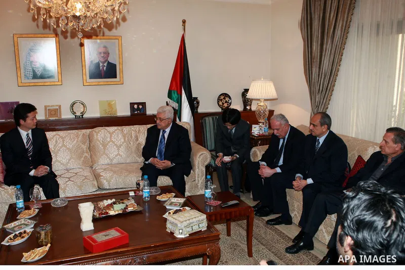 Palestinian President, Mahmoud Abbas (Abu Mazen), meets with Minister of Foreign Affairs of Japan in the Jordanian capital of Amman, on May 02, 2012. Photo by Thaer Ganaim