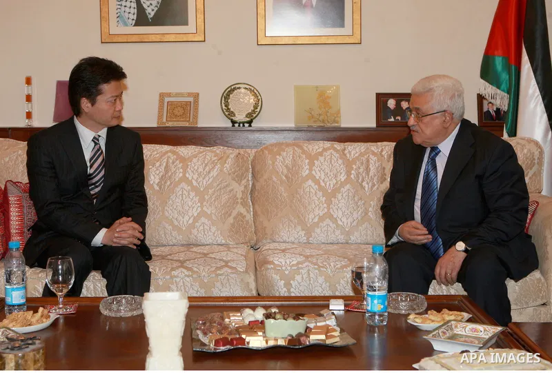 Palestinian President, Mahmoud Abbas (Abu Mazen), meets with Minister of Foreign Affairs of Japan in the Jordanian capital of Amman, on May 02, 2012. Photo by Thaer Ganaim