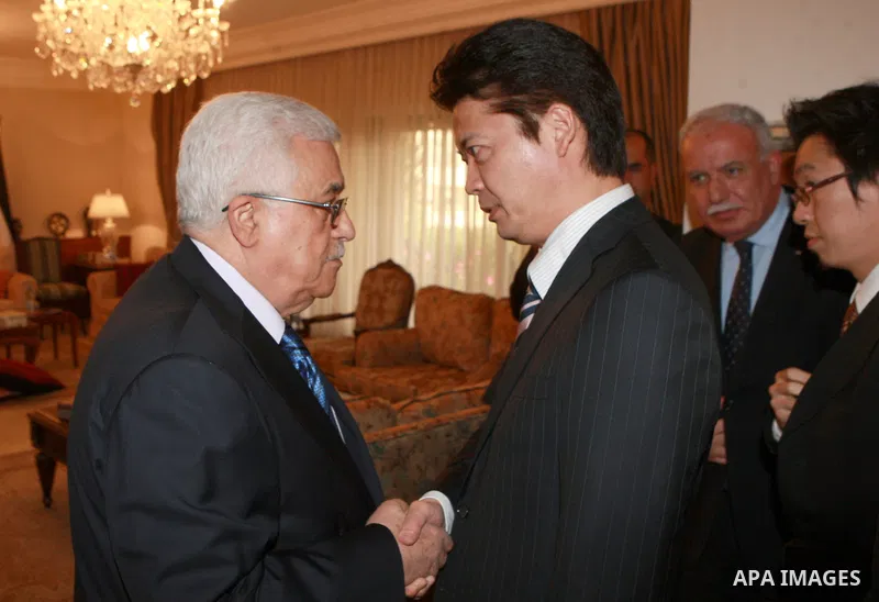 Palestinian President, Mahmoud Abbas (Abu Mazen), meets with Minister of Foreign Affairs of Japan in the Jordanian capital of Amman, on May 02, 2012. Photo by Thaer Ganaim
