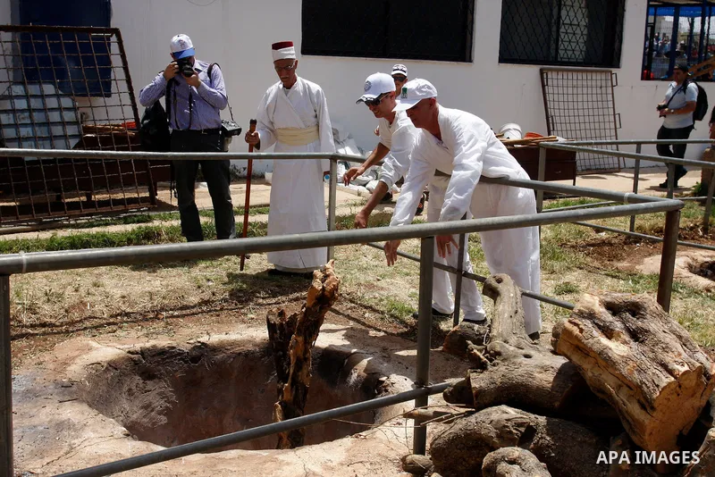 Members of the Samaritan sect prepare a traditional oven with mud during the traditional Passover sacrifice in Mount Gerizim, in the northern West Bank city of Nablus, 04 May 2012. According to tradition, the Samaritans...