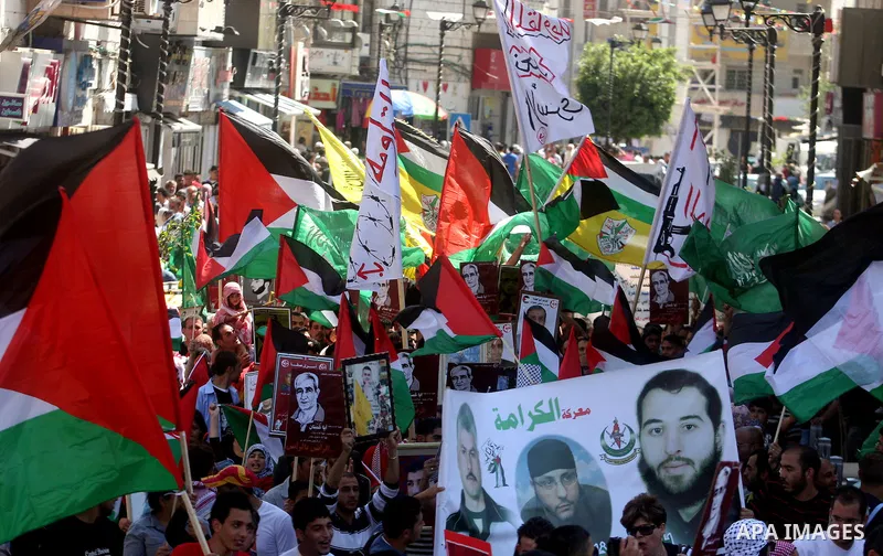 Palestinians take part in a rally in support of Palestinian prisoners holding a hunger strike in Israeli prisons, in the West Bank city of Ramallah May 5, 2012. Photo by Issam Rimawi