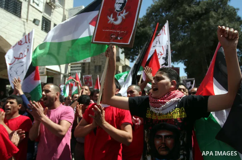Palestinians take part in a rally in support of Palestinian prisoners holding a hunger strike in Israeli prisons, in the West Bank city of Ramallah May 5, 2012. Photo by Issam Rimawi