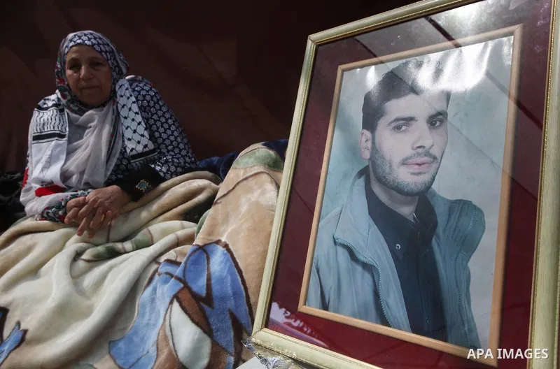 Relatives of hunger striking Palestinian inmates of Israeli prisons hold portraits during a sit-in solidarity protest in a tent, in Gaza City, Gaza Strip, on 04 May 2012. Protests continued in solidarity with hundreds of...
