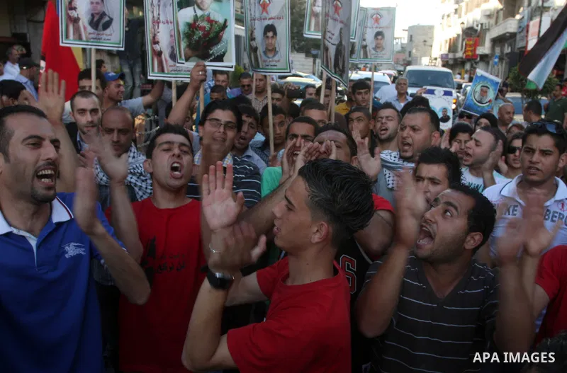 Palestinians take part in a rally in support of Palestinian prisoners holding a hunger strike in Israeli prisons, in the West Bank city of Ramallah May 6, 2012. Photo by Issam Rimawi