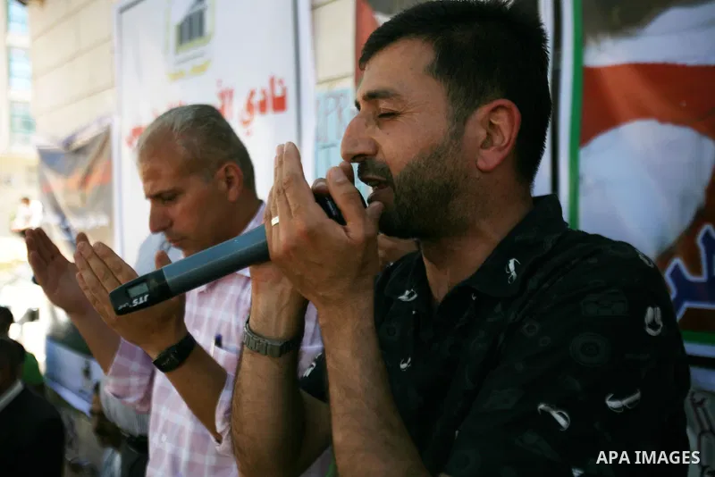 Palestinians participate in a rally supporting Palestinian inmates on hunger strike since mid-April 2012, in the West Bank City of Hebron, May 7, 2012. A Palestinian rights group said recently that half of about 5,000 Pa...