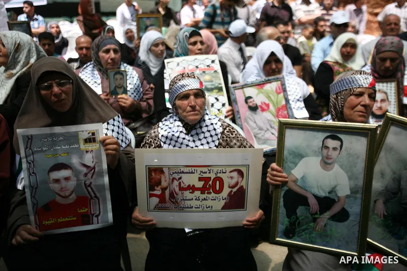 Palestinians participate in a rally supporting Palestinian inmates on hunger strike since mid-April 2012, in the West Bank City of Hebron, May 7, 2012. A Palestinian rights group said recently that half of about 5,000 Pa...