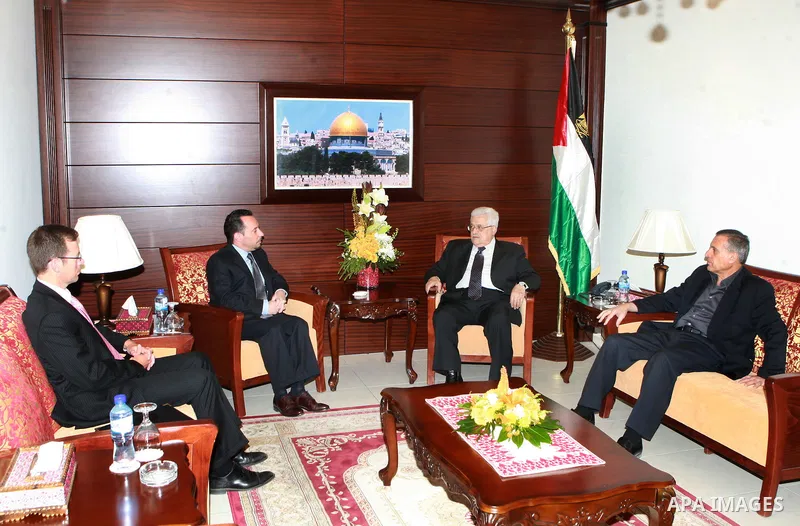 Palestinian President Mahmoud Abbas meets with the the U.S Consul General Daniel Rubinstein in West Bank City of Ramallah, on May 08, 2012. Photo by Mohammad Atiq