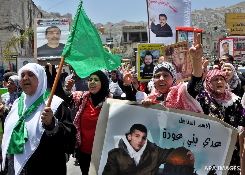 Palestinians participate in a rally supporting Palestinian inmates on hunger strike since mid-April 2012, in the West Bank City of Nablus, May 8, 2012.Photo by Nedal Shtieh