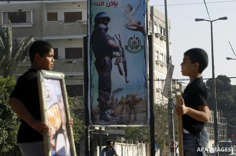 Palestinian children participate in a rally supporting Palestinian inmates on hunger strike since mid-April 2012, in the Rafah in southern Gaza Strip, May 8, 2012. A Palestinian rights group said recently that half of ab...
