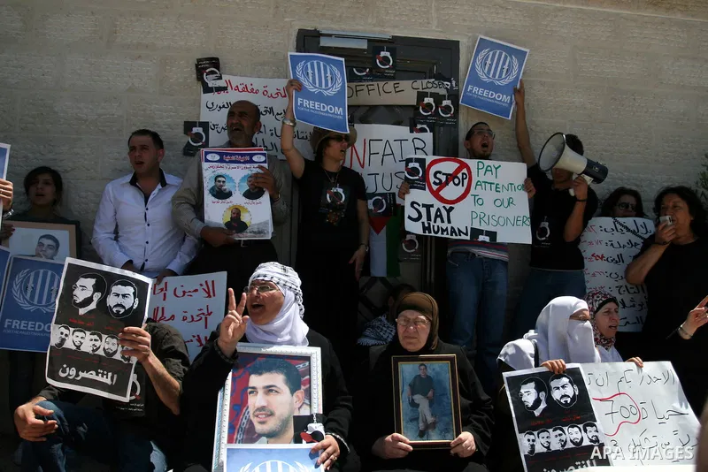 Palestinians hold a protest in solidarity with prisoners on hunger strike outside the United Nations offices in the West Bank city of Ramallah May 9, 2012. Palestinian President Mahmoud Abbas warned on Tuesday that the d...