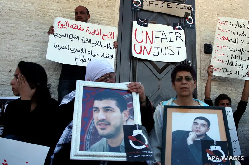 Palestinians hold a protest in solidarity with prisoners on hunger strike outside the United Nations offices in the West Bank city of Ramallah May 9, 2012. Palestinian President Mahmoud Abbas warned on Tuesday that the d...