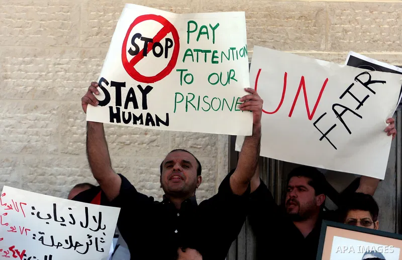 Palestinians hold a protest in solidarity with prisoners on hunger strike outside the United Nations offices in the West Bank city of Ramallah May 9, 2012. Palestinian President Mahmoud Abbas warned on Tuesday that the d...