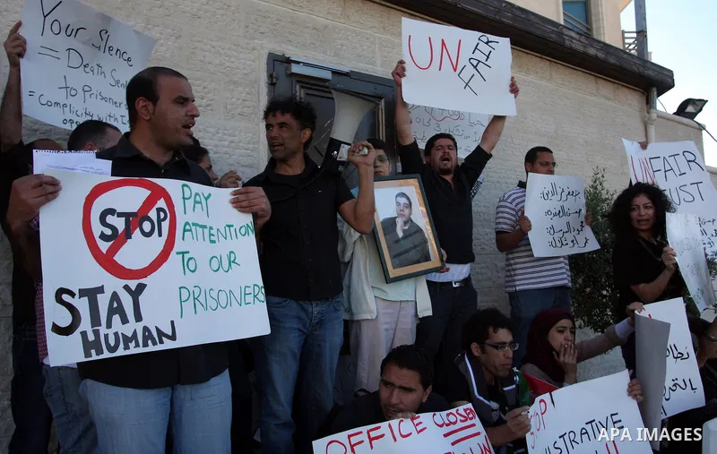 Palestinians hold a protest in solidarity with prisoners on hunger strike outside the United Nations offices in the West Bank city of Ramallah May 9, 2012. Palestinian President Mahmoud Abbas warned on Tuesday that the d...