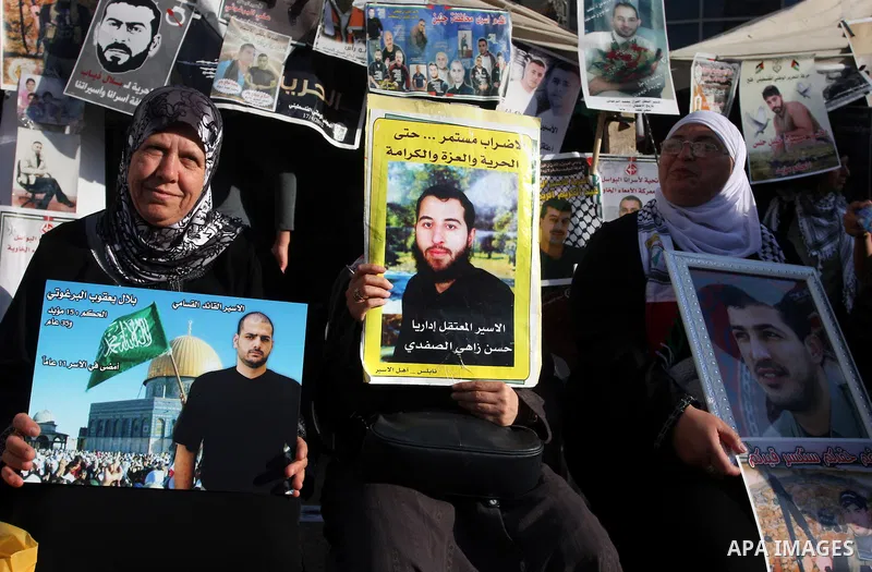 Palestinians participate in a rally supporting Palestinian inmates on hunger strike since mid-April 2012, in the West Bank City of Ramallah, May 9, 2012. A Palestinian rights group said recently that half of about 5,000...