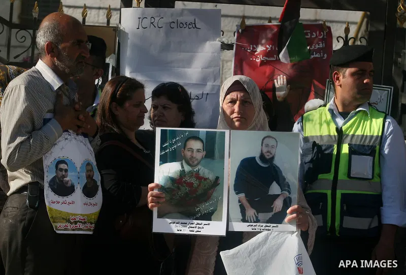 Palestinians participate in a rally supporting Palestinian inmates on hunger strike since mid-April 2012, outside The International Red Cross offices in the West Bank City of Ramallah, May 10, 2012. A Palestinian rights...