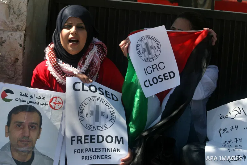 Palestinians participate in a rally supporting Palestinian inmates on hunger strike since mid-April 2012, outside The International Red Cross offices in the West Bank City of Ramallah, May 10, 2012. A Palestinian rights...