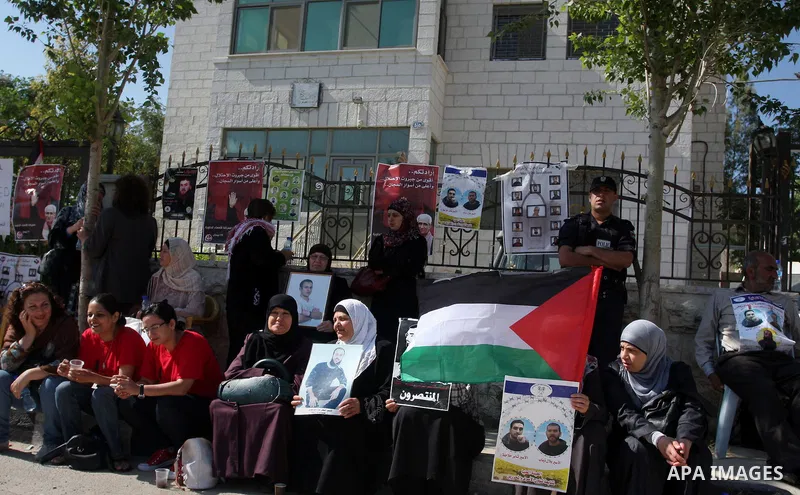 Palestinians participate in a rally supporting Palestinian inmates on hunger strike since mid-April 2012, outside The International Red Cross offices in the West Bank City of Ramallah, May 10, 2012. A Palestinian rights...