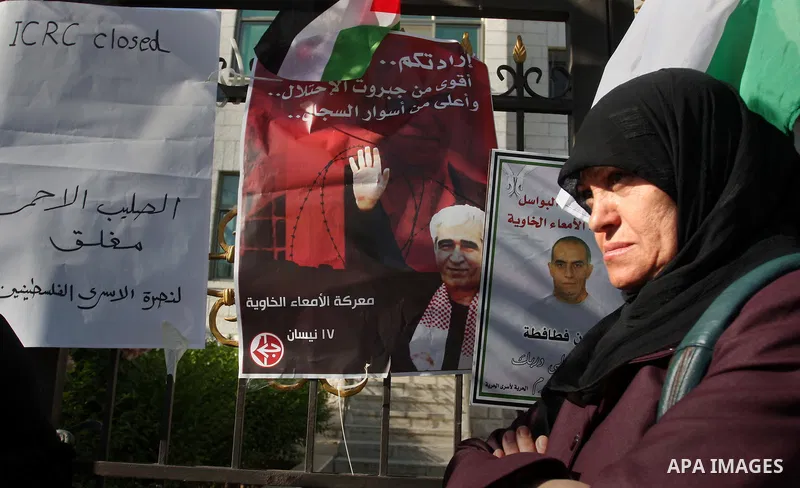 Palestinians participate in a rally supporting Palestinian inmates on hunger strike since mid-April 2012, outside The International Red Cross offices in the West Bank City of Ramallah, May 10, 2012. A Palestinian rights...
