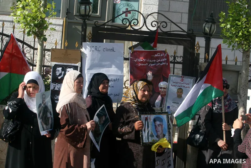 Palestinians participate in a rally supporting Palestinian inmates on hunger strike since mid-April 2012, outside The International Red Cross offices in the West Bank City of Ramallah, May 10, 2012. A Palestinian rights...