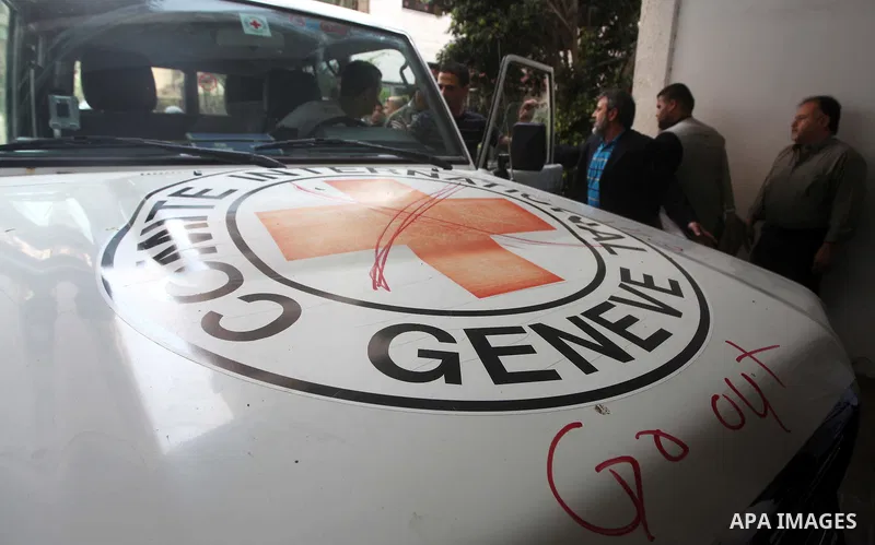 A Palestinian protester holds up a sign in front of a U.N. vehicle during a protest in Gaza City, to show solidarity with Palestinian prisoners held in Israeli jails, May 13, 2012. Hundreds of Palestinians on hunger stri...