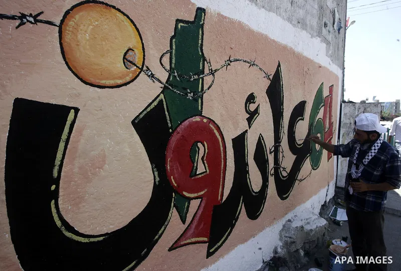 Palestinian artists paint murals marking Nakba in Gaza City May 15, 2012. Palestinians mark Nakba, or catastrophe, of Israel's founding in a 1948 war, when hundreds of thousands of their brethren fled or were forced to l...