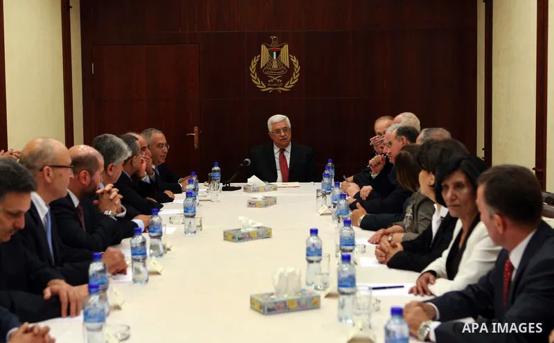 Palestinian President Mahmoud Abbas (Abu Mazen) meets with members of the new cabinet, in the West Bank City of Ramallah, on 16 May 2012. Photo by Thaer Ganaim