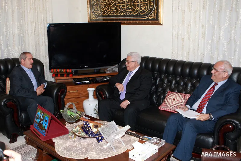 Palestinian President, Mahmoud Abbas (Abu Mazen) meets with Jordanian Foreign Minister Nasser Judeh, in the West Bank city of Ramallah, on May 17, 2012. Photo by Thaer Ganaim