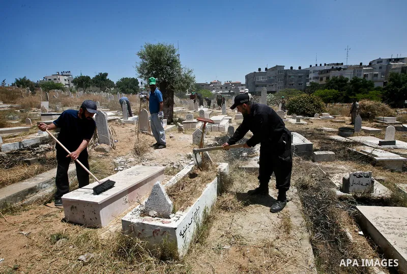 Palestinian prisoners in the prison run by the security forces in Gaza strip, work in a cemetery in Gaza City in activity to save enviroment. On May 21, 2012. Photo by Ali Jadallah