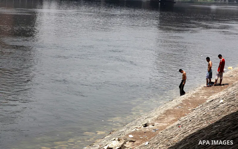 Egyptians stand together in front of Nile river in Cairo May 22, 2012. Egypt holds its first truly competitive leadership election in its history from Wednesday to pick the man to replace Hosni Mubarak, ousted last year...