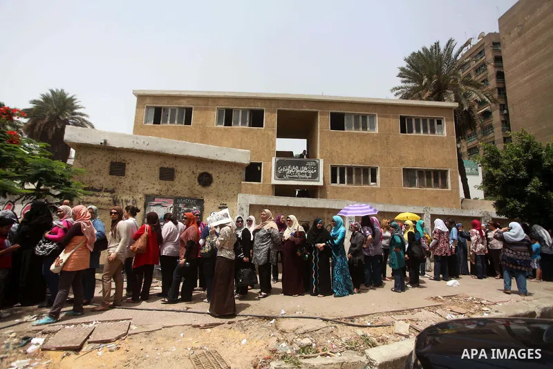 Hundreds of voters line up in front of one of the polling stations to cast their votes on the first day of the presidential elections in Cairo, Egypt, 23 May 2012. Egyptian voters, on 23 May, queued at polling stations f...