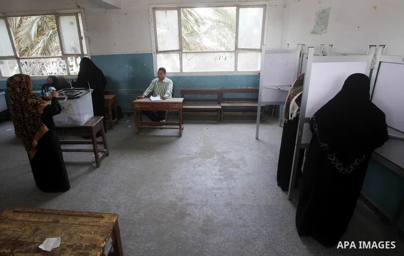 Egyptian voters cast their ballots at one of the polling stations, on the first day of the presidential elections in Cairo, Egypt, 23 May 2012. Egyptian voters, on 23 May, queued at polling stations for the first Preside...