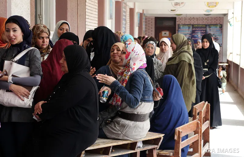 Hundreds of voters line up in front of one of the polling stations to cast their votes on the first day of the presidential elections in Cairo, Egypt, 23 May 2012. Egyptian voters, on 23 May, queued at polling stations f...
