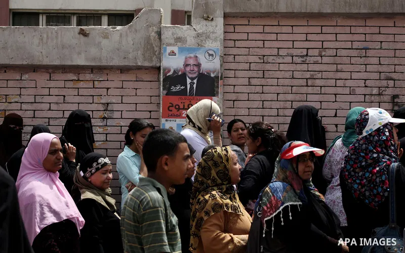 Hundreds of voters line up in front of one of the polling stations to cast their votes on the first day of the presidential elections in Cairo, Egypt, 23 May 2012. Egyptian voters, on 23 May, queued at polling stations f...