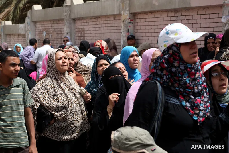 Hundreds of voters line up in front of one of the polling stations to cast their votes on the first day of the presidential elections in Cairo, Egypt, 23 May 2012. Egyptian voters, on 23 May, queued at polling stations f...